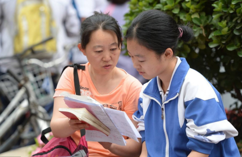 中学|高中女生晚自习请假回家，边吃饭边流泪，家长的话却引人深思