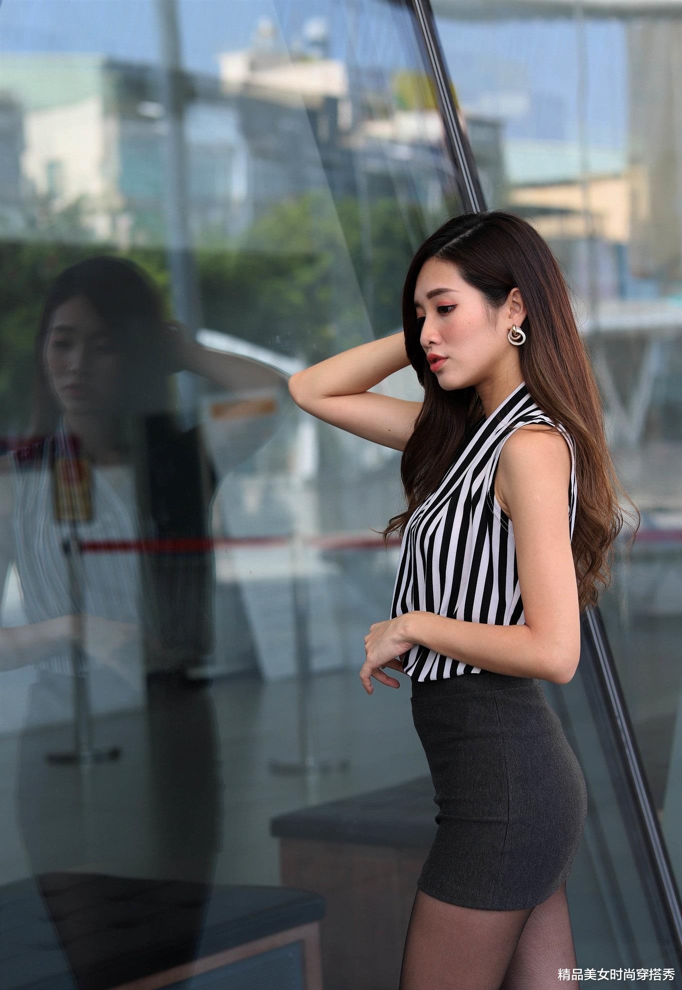 小姐姐|职场小姐姐身穿黑白条纹衬衫，搭配高腰包臀裙，很是有型