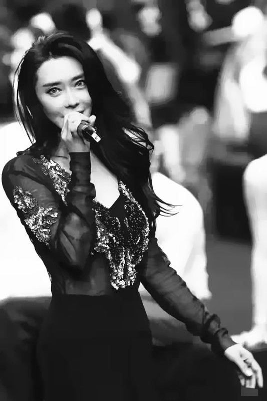 全球时尚号|43岁爱戴舞台秀身材,镂空服装挡不住美肩,长发飘逸风情款款