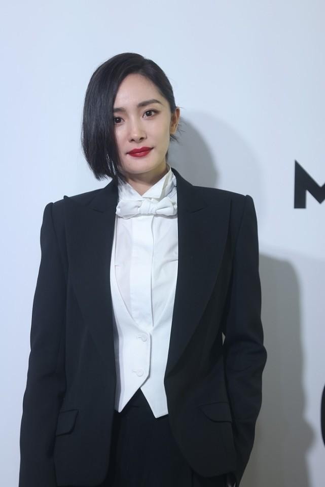 穿衣搭配|杨幂刘诗诗罕见同框，同穿西装气场高级，果然女人越成熟越美