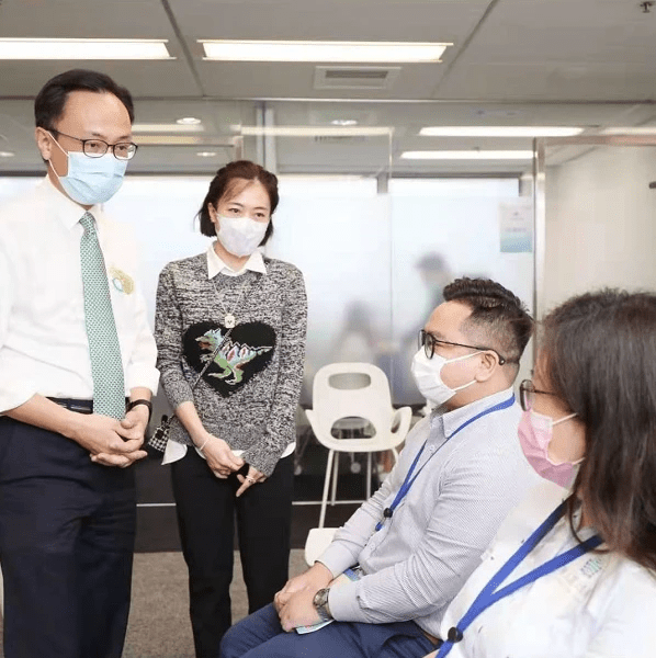美人哒|甘比穿搭也太潮了吧，41岁好像个女大学生，和刘銮雄同框似父女
