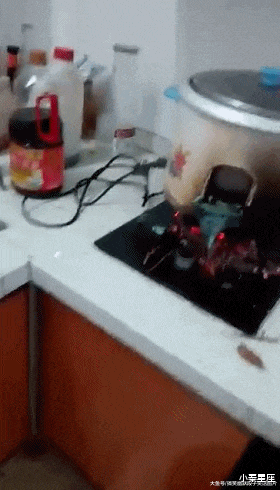 |搞笑GIF：100万一次，100万两次，好的后面大哥出500万，成交咣当...