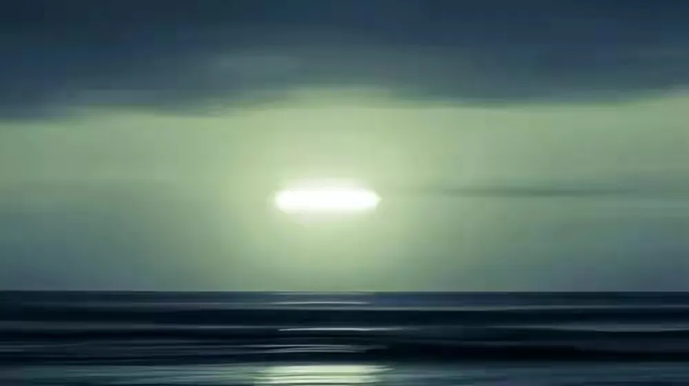 UFO 飞行员在大西洋上空偶遇“绿色UFO”，专家们指出：它们藏匿于海中？