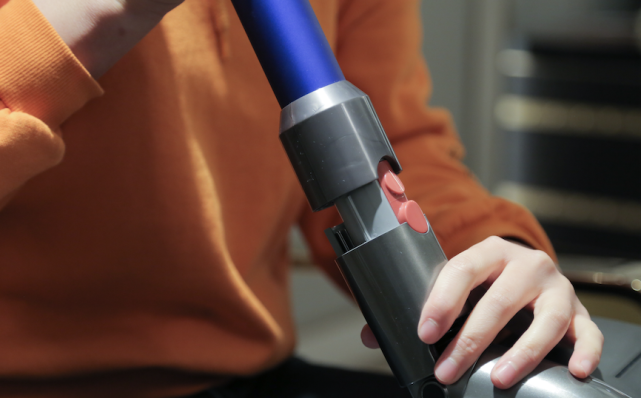 |给戴森吸尘器配个拖地头,家务轻松搞定