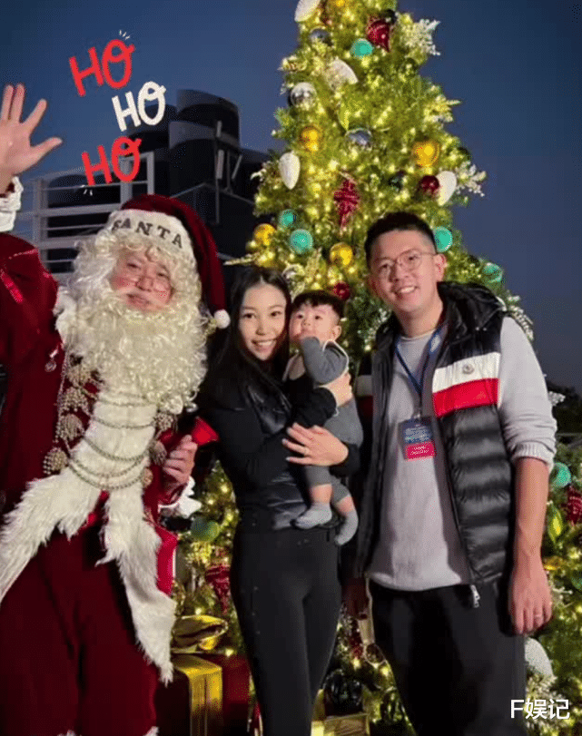 薛家燕|薛家燕抱穿圣诞装扮的孙子开心合影 儿子晒穿亲子装的温馨全家福