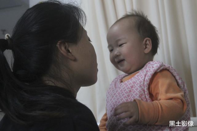 黑土影像 一个月内母亲去世女儿也生命垂危，男子在医院楼梯间崩溃痛哭