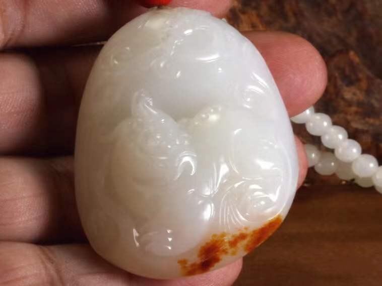 |为什么和田玉皮色籽相比光白籽会越盘越润呢？