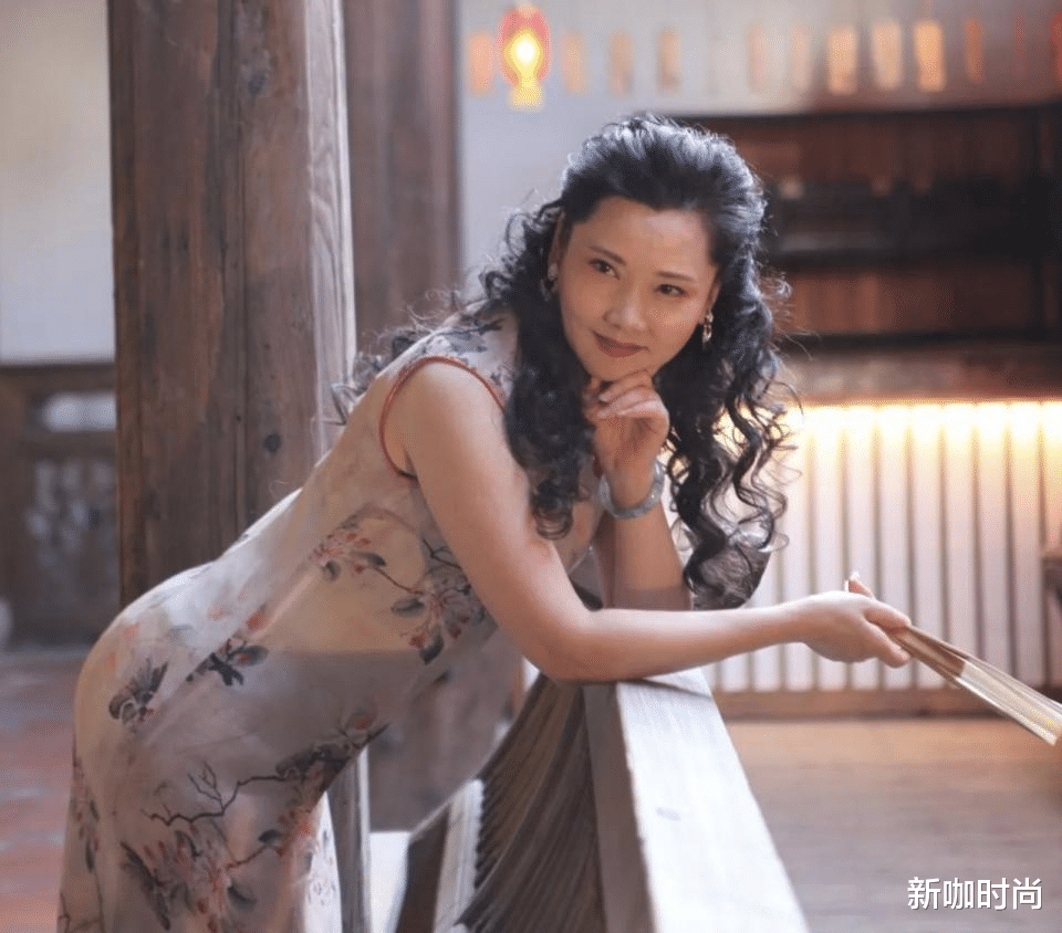 西装|潘虹穿波点西服同框何赛飞，明明只相差8岁，却看上去像两代人