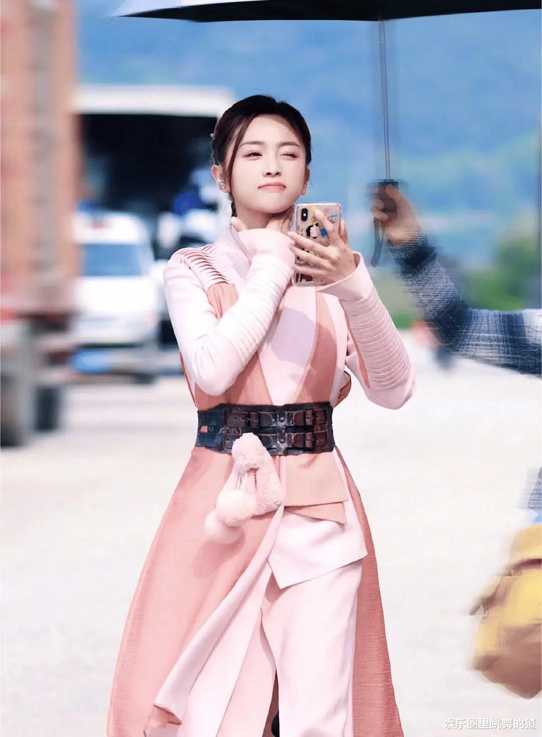 肖战|肖战斗罗将开播，小飞侠卖力宣传，谁注意到女主吴宣仪做了什么？