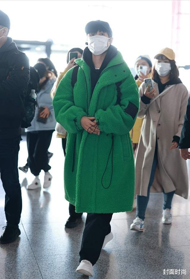 李宇春|37岁的李宇春,有歌坛大姐大的气势,穿羊羔毛配卫衣气场都这么足