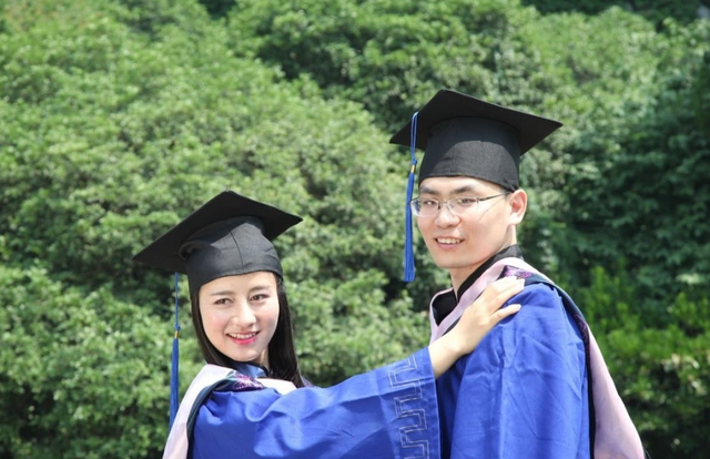 中年男子校内求爱女大学生,成功牵手,引起校内学生热议