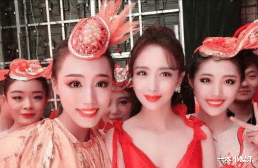 横店|横店校花“泛滥成灾”，成群蹲地上吃盒饭，月薪3000幻想一夜成名