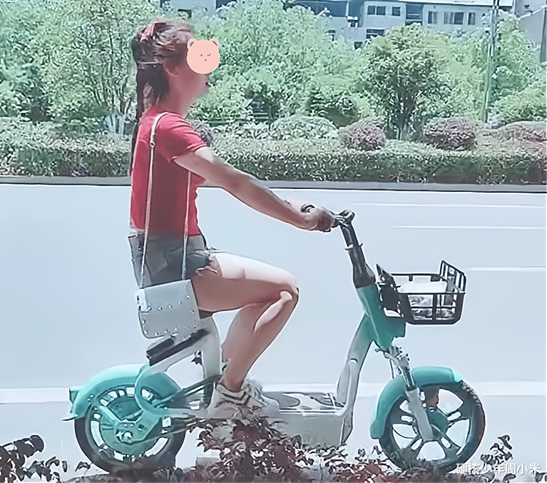 谁家的小仙女?女子摔坏手机怪共享单车没避震,怒踹车子发泄情绪