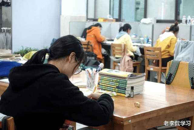 考试|22年考研“乌龙事件”：“快考试更换教材，开考40分钟临时换卷”