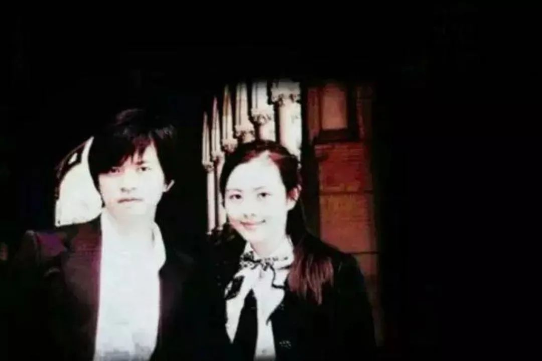 李健|李健圈外妻子“曝光”，恩爱17年无儿无女，他却说：我10岁时就想娶她了