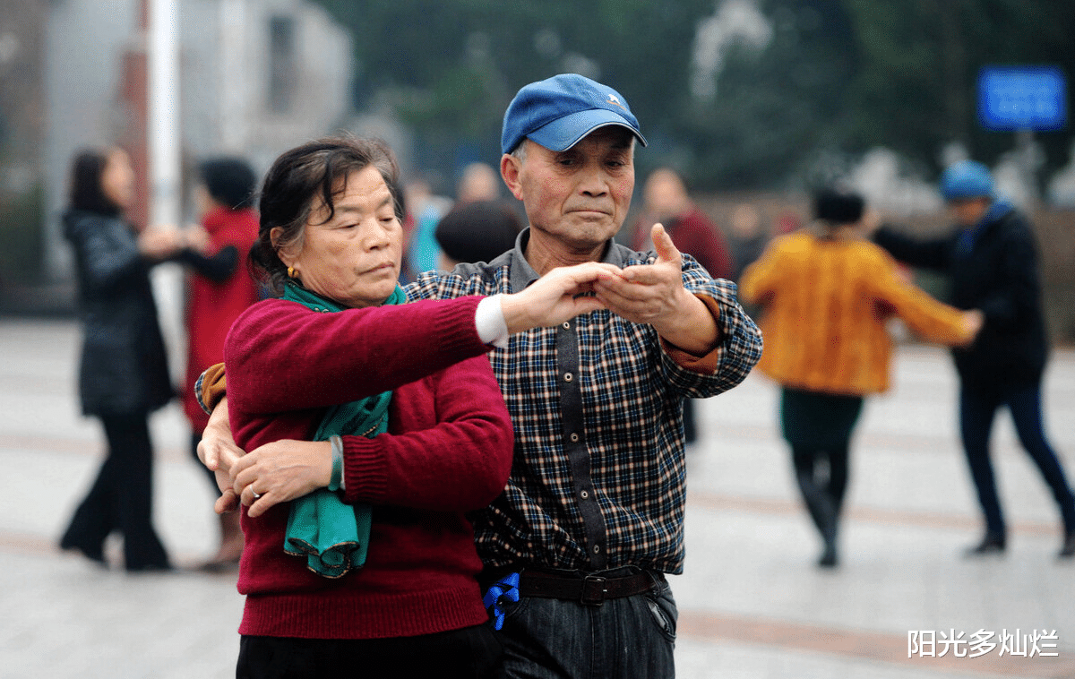 57岁大妈以跳交谊舞锻炼为借口,跟舞伴约会,被丈夫发现后遭报应