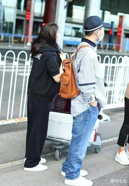 里尚七七|袁咏仪夫妇罕见走机场，她素颜露面很真实，老公打扮乖巧像小年轻
