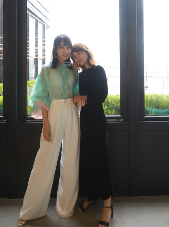 美人哒 雷佳音老婆有张“旺夫脸”,绿纱衬衫配阔腿裤,气质嫩得像少女