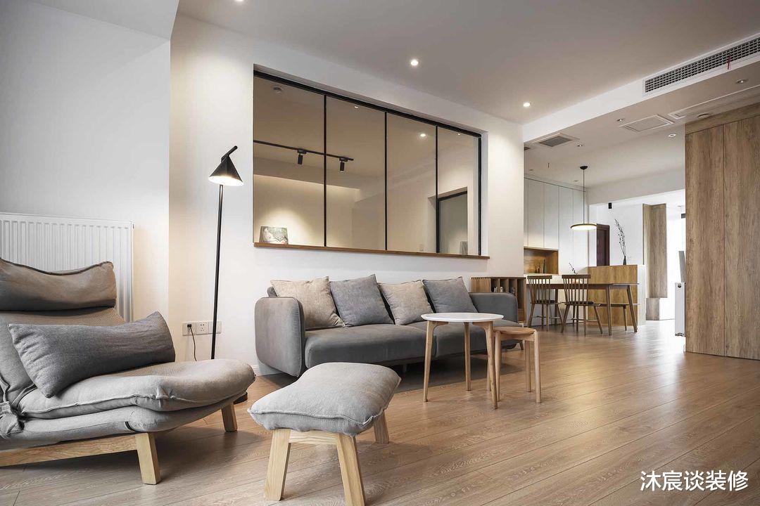 |她在沙发后面“掏洞”造窗,完工后发现太明智了,全屋温暖又自然