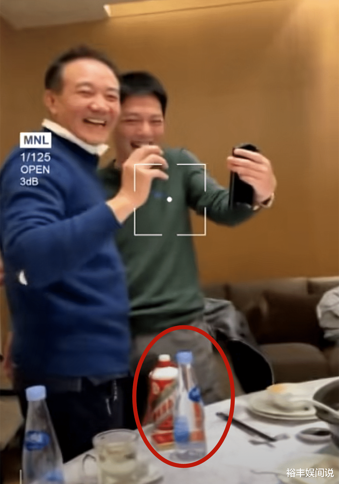 李幼斌|63岁李幼斌现身私人聚会，喝茅台与傅程鹏逗乐，“西门庆”罕现身