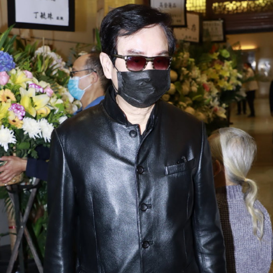 李香琴|李香琴出殡，女儿一头白发捧遗照哀伤送别，苗侨伟黄百鸣罗家英扶灵