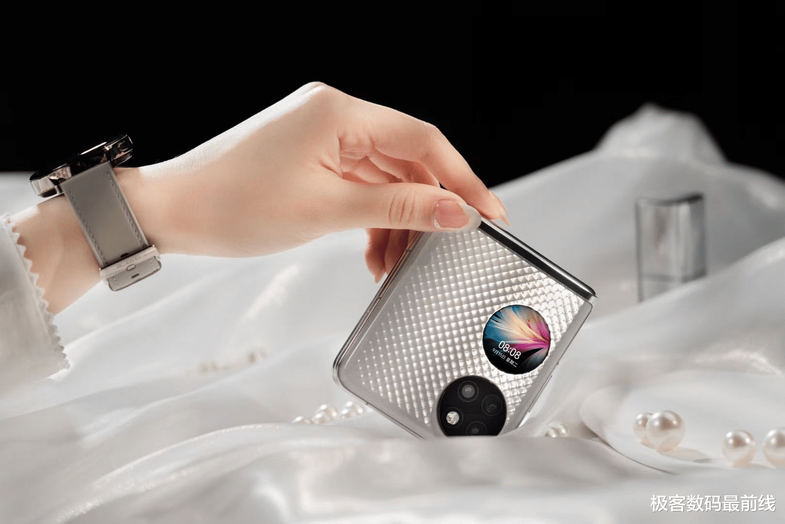 薇婭|華為P50 寶盒正式亮相：外觀設計驚艷，開合之間盡是滿滿的儀式感