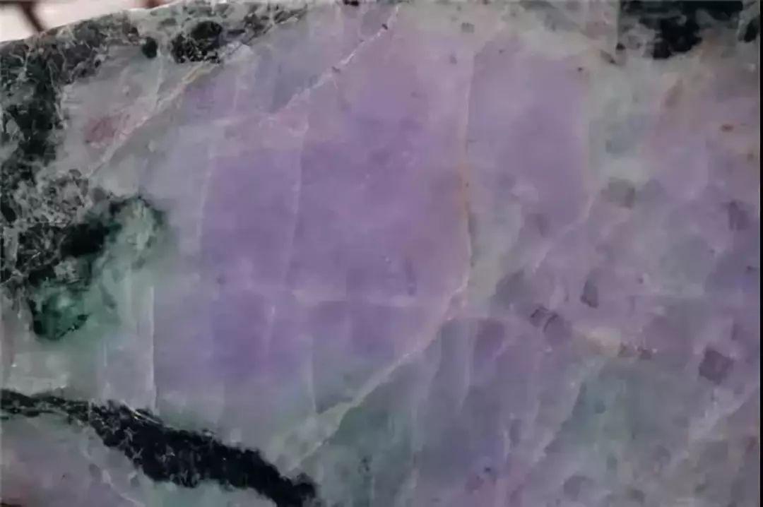 翡翠|翡翠原石中“绺”的具体描述：鸡爪绺，马尾绺，雷打绺，火烟绺等