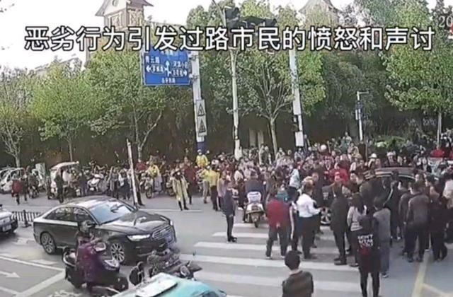 贯丹萱 池州：司机学校门口醉驾闯红灯，差点撞上学生，被市民团团围住