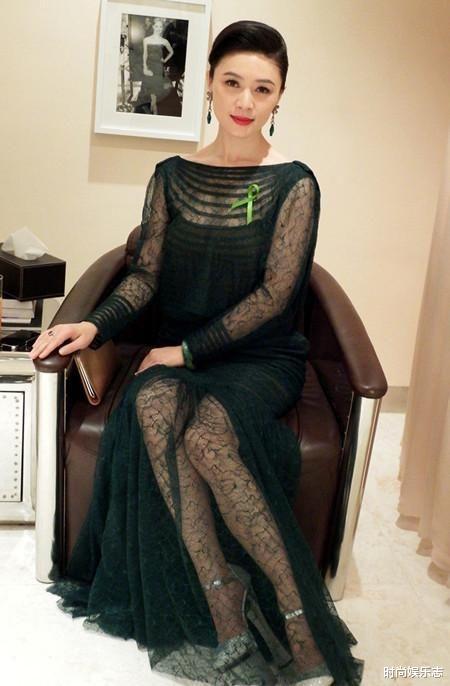 时尚娱乐志|田海蓉晒照,和姐姐同穿睡衣出境,脸型僵硬美颜严重!