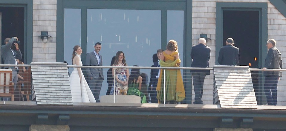 詹妮弗|比尔盖茨女儿婚礼彩排！他和前妻梅琳达同框不尴尬，新娘穿挂脖白裙太美