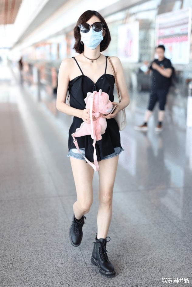 王丽坤|36岁王丽坤走机场，谁留意到她手中的玩偶，少女感藏不住啊