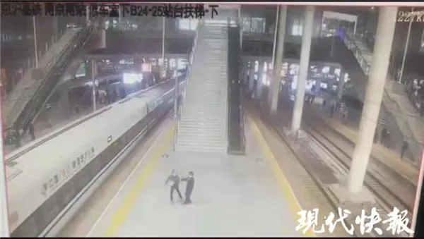 一乘客强扒车门,原因竟是……