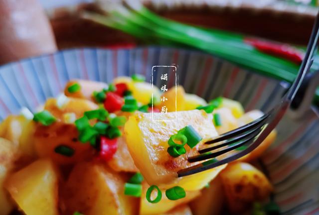 袁建明聊育儿|小白也会的土豆做法，只用2样调料，口感粉糯香气扑鼻