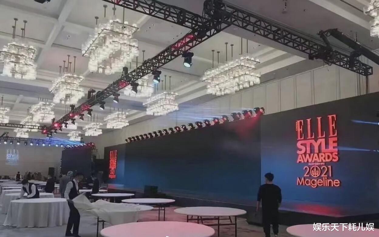 迪丽热巴|ELLE晚宴内场,迪丽热巴装扮成复古名伶和宋茜坐一桌,蔡徐坤和美女聊天不专心