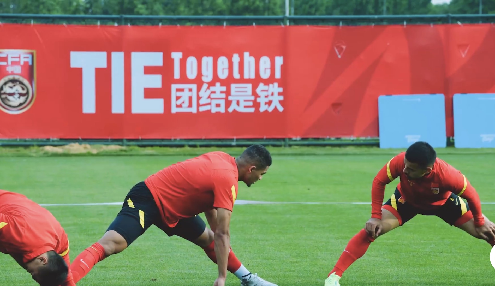 武磊|李铁大变阵,武磊更换位置回归训练巧射破门,国足还需淘汰4名球员