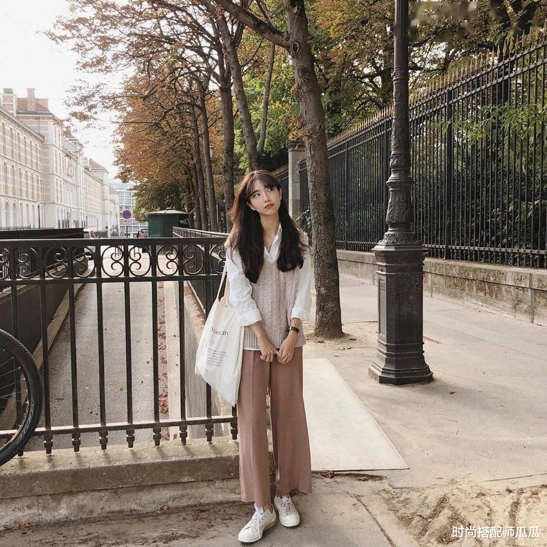 时尚搭配师瓜瓜 入冬后，建议35岁的女人少穿裙子！“直筒裤+平底鞋”，更显瘦