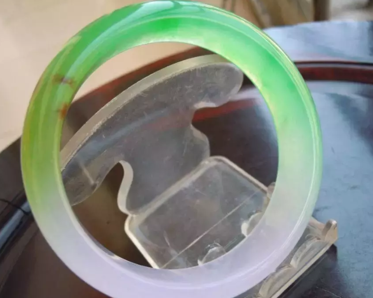 翡翠|大妈用微波炉融化翡翠杂质,豆种翡翠出来直接变软了,成功了吗?