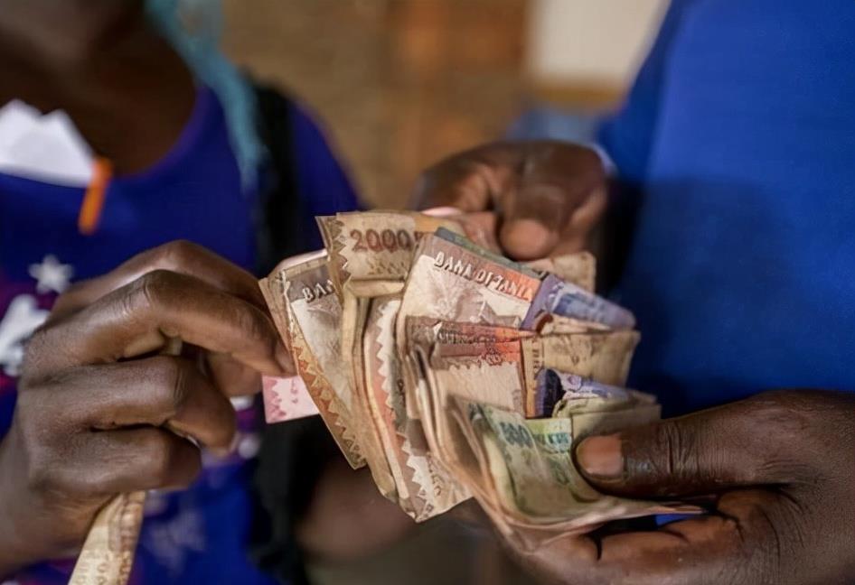 张倩|职场上，同事向你借钱，你会借吗？明白这2点，快刀斩乱麻