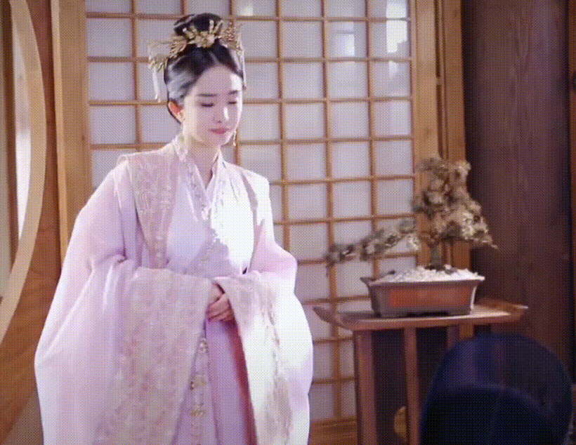 杨幂|多面女神杨幂，名副其实兼具才华与情商，不成功才怪呢