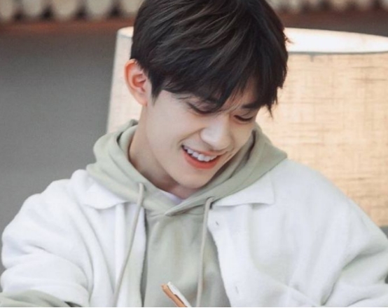 易烊千玺|易烊千玺，他不只是有颜，而是由内而外的发光