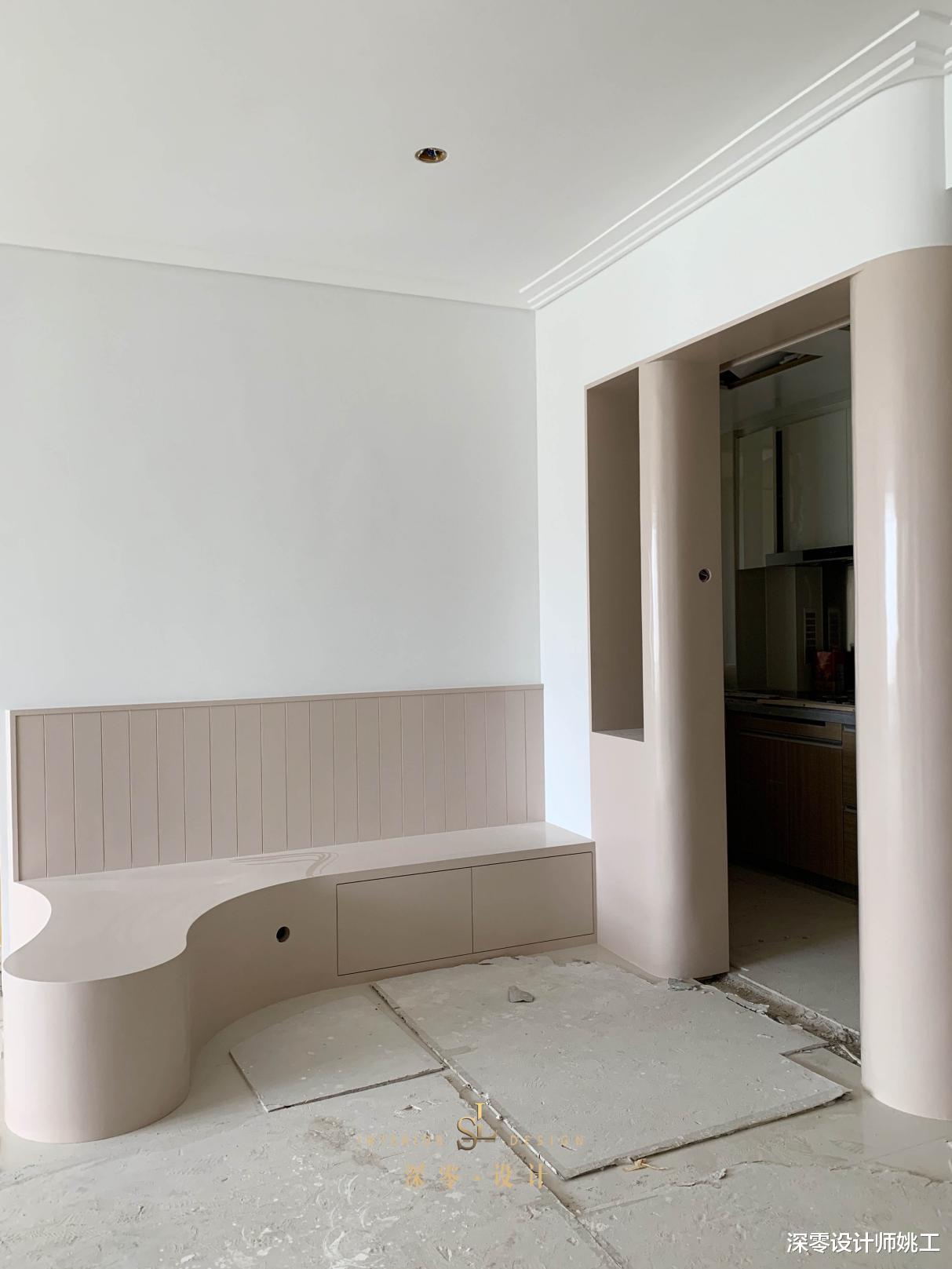 我们终于可以摆脱传统餐桌椅的陈设，靠墙打个卡座，底下还能做收纳