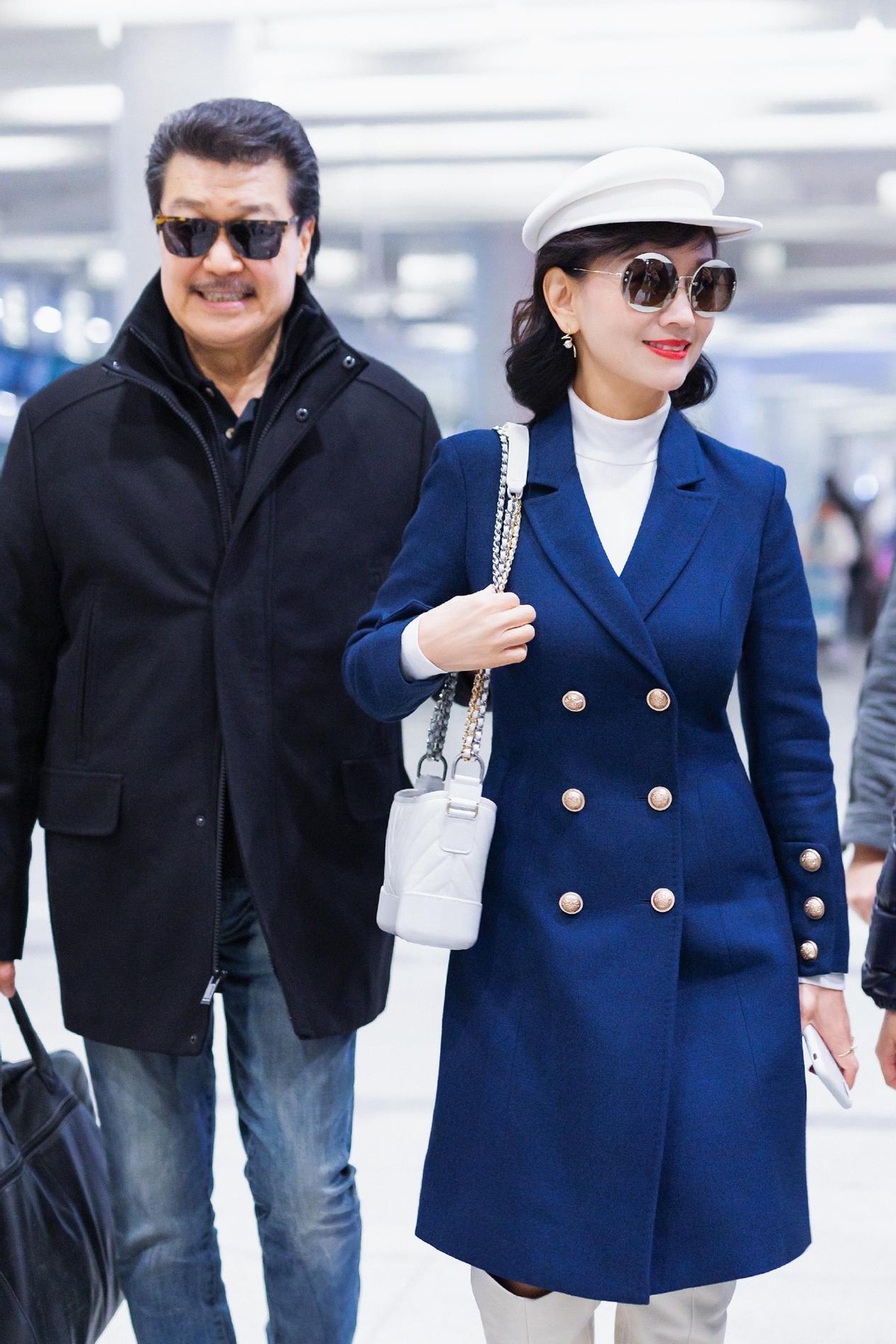 赵雅芝|赵雅芝不愧是“不老女神”,藕紫色套装走机场,气质优雅太迷人