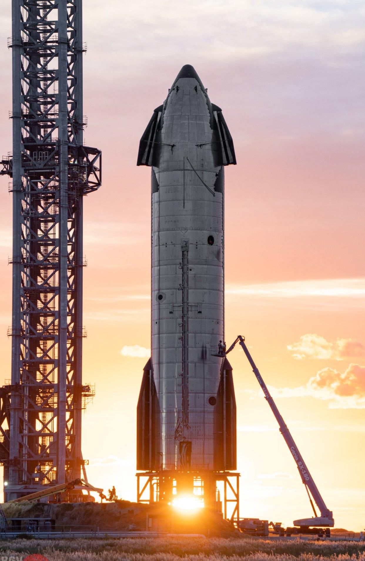 在轨道飞行测试之前,SpaceX首次点燃了星际飞船的所有猛禽发动机