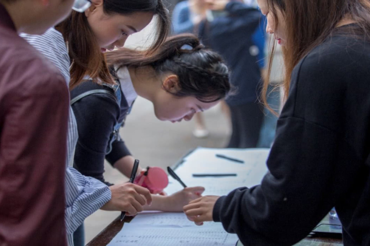 清华大学|“我希望不加班”，清华毕业生面试中的一句话，成功将自己淘汰