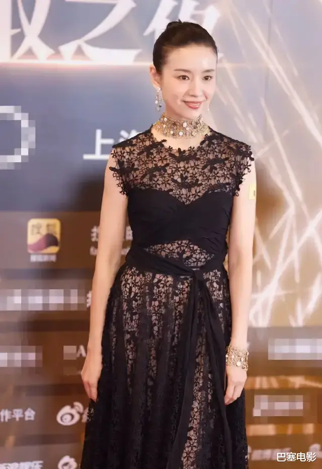 刘敏涛|时尚盛典，时尚在哪？娄艺潇吓人，刘敏涛乱穿，杨颖熟女风压全场