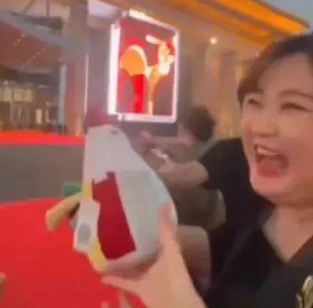 李冰冰|年终红毯:李冰冰熟味逼人,关晓彤总算穿对,倪妮气场大杀四方