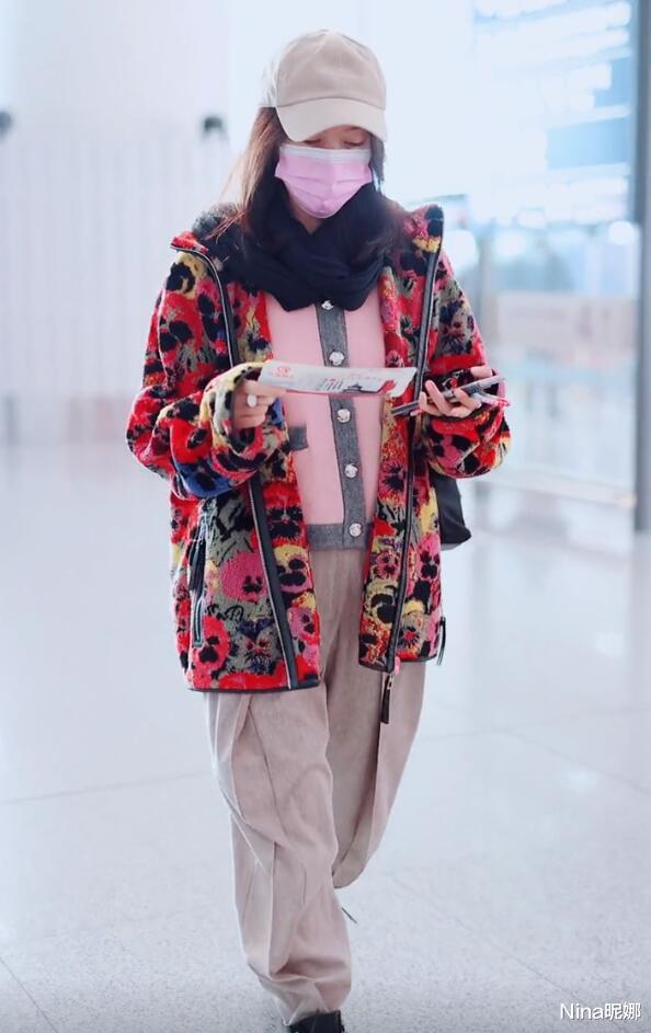 Nina昵娜 高露不火可惜了！穿花棉袄配灯笼裤低调走机场，气质不输85后小花