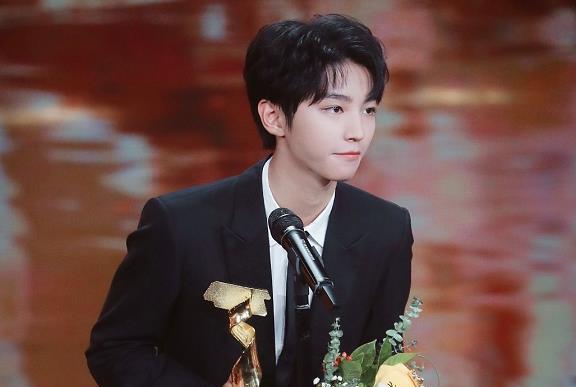 王俊凯|王俊凯在老家自拍，墙上合照与宠物暴露真实童年生活，好心疼