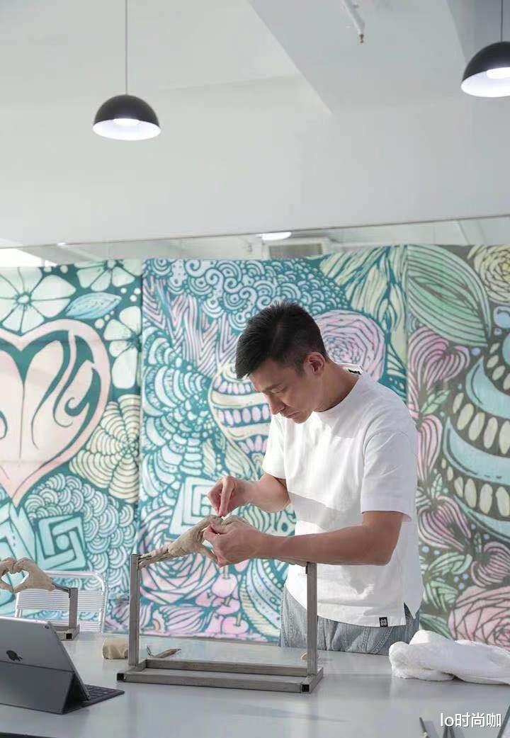 lo时尚咖|华仔原来已经爷爷年纪了，脸部老态初显，但穿白T牛仔裤依旧帅