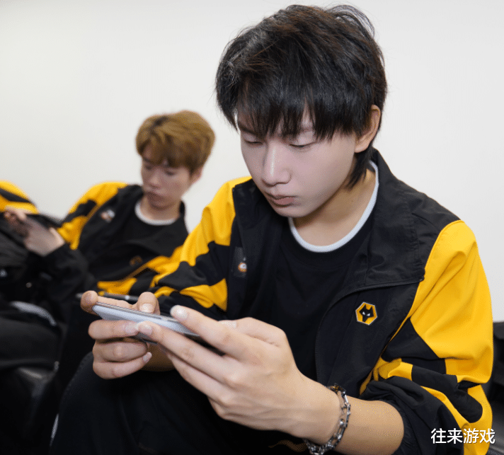 lpl|fly打开梦奇国服榜单，随后直接说出1句话，粉丝：凡尔赛！